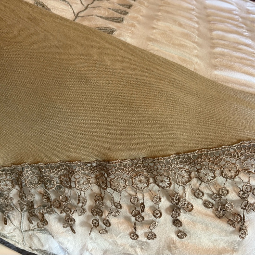 Italian-made Scarf with Lace Trim - Picture 3 of 9